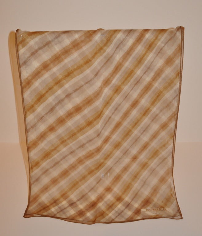 La sciarpa in chiffon di seta Rodier porta il suo nome su un angolo. La sciarpa misura 17