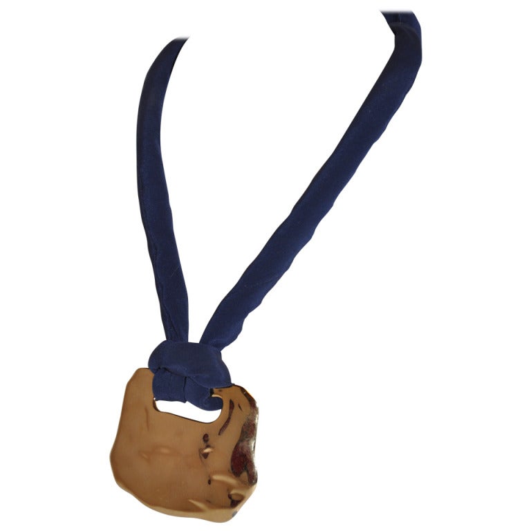 Trigere Trigere Seidenkordel-Halskette „Signiert“ in Gold mit marineblauem Muster im Angebot
