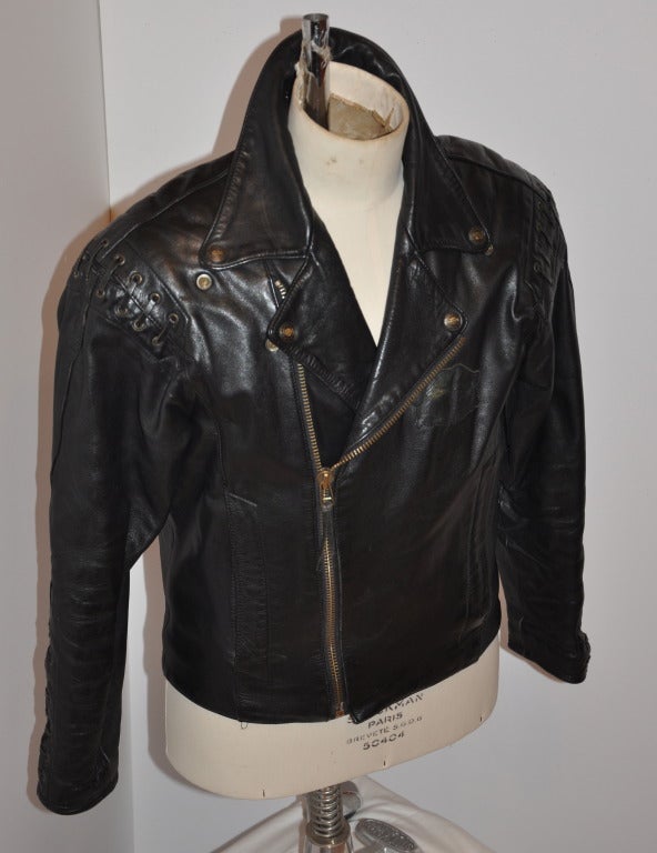 La veste de motard en cuir noir Harley Davidson Authenticate pour homme est très détaillée avec des lacets en cuir sur les épaules et les manches, ainsi que des fermetures à glissière robustes de 6 pouces sur les poignets.
   Les boutons-pression
