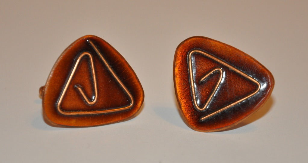 These wonderful cufflinks of triangle-shaped is finished with clear baked-enamel. Cufflinks measures 1 1/8