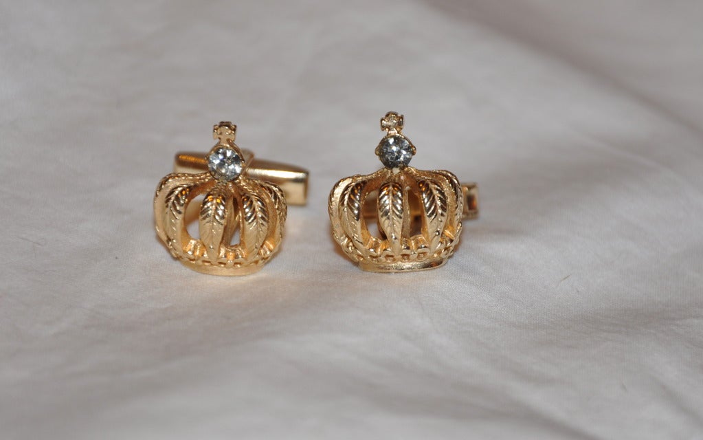Les boutons de manchette en forme de couronne de faux diamants mesurent 5/8