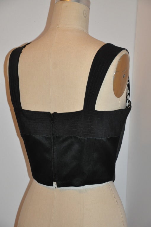 Entièrement doublé de satin de soie léopard noir et blanc, ce bustier à fermeture éclair en satin de soie noir possède une fermeture éclair arrière mesurant 7