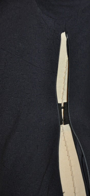 La robe de cocktail en crêpe bleu marine 'Couture' de Givenchy est dotée d'un bustier intégré (voir photo) qui permet d'obtenir un ajustement parfait de cette robe de cocktail 'à peine décolletée'. Comme la robe est coupée dans le biais, la coupe