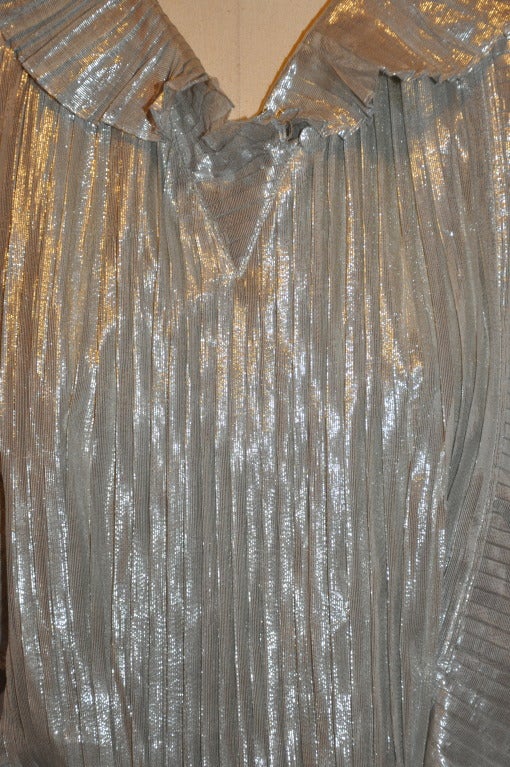 Chemisier plissé argenté métallisé Emmanuelle Khanh Excellent état - En vente à New York, NY