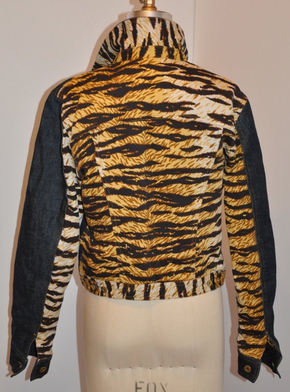 Dolce & Gabbana denium & Leopard-print jacket is sized medium. What makes this ordinary denim jacket so special is when wearing open the lining is shown fully lined with leopard print! WOW!
   Shoulder measures 16 1/2