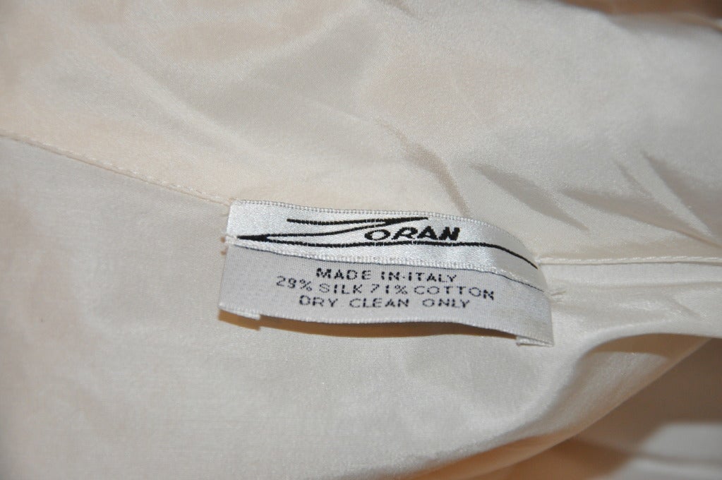 Die polierte offene Jacke von Zoran kann entweder offen oder zusammen mit einem schönen verzierten Gürtel oder einem einfachen Ledergürtel getragen werden.
   Kragen steht bei 4 