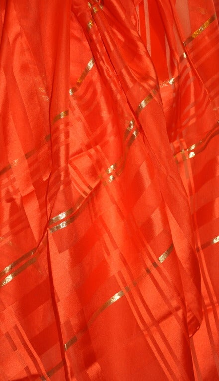Questa meravigliosa combinazione di seta, chiffon di seta e fili dorati di Woven Wind per Bergdorf Goodman misura 36