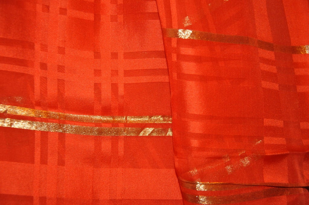Woven Wind per Bergdorf Goodman Sciarpa in seta e chiffon rosso con lacci dorati In condizioni Nuovo in vendita a New York, NY