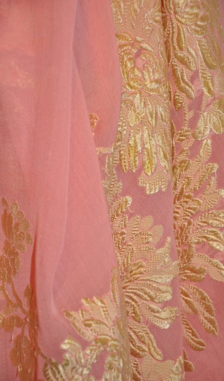 Powder-Pink Chiffon mit handbestickten Seidenblumen Großer Schal im Zustand „Hervorragend“ im Angebot in New York, NY