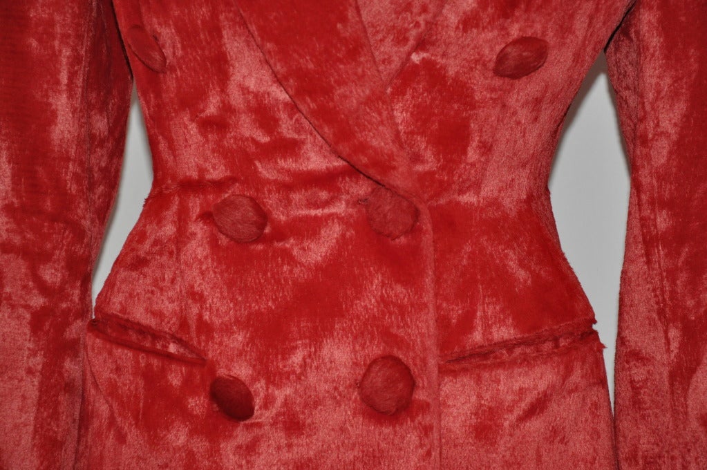 Rosso Richard Tyler - Giacca doppiopetto con polsini a balze dettagliate, simile a un pony - rosso intenso in vendita