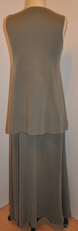 Ce magnifique ensemble 2 pièces en cachemire de Calvin Klein est composé d'une jupe ajustée mais évasée, longueur du sol, dont la circonférence de l'ourlet mesure 96