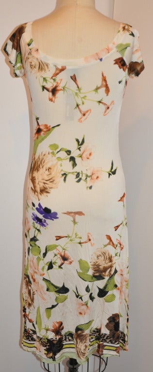 Roberto Cavalli bold floral form-fitting dress is 12% lycra, and 88% jersey.
The length of the front measures 35