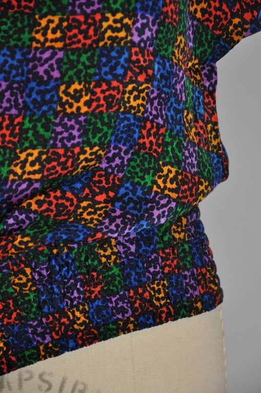 El crepé de seda multicolor Flora Kung tiene un elástico de banda ancha que mide 3,5