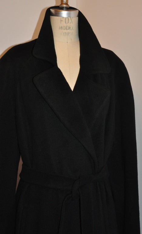 This winderful Bergodrf Goodman full-length cashmere coat in black is fully lined with black silk satin. The weight of this coat is almost weight-less, but still with the super-warmth cashmere is famously known for.
   Length of coat measures 51