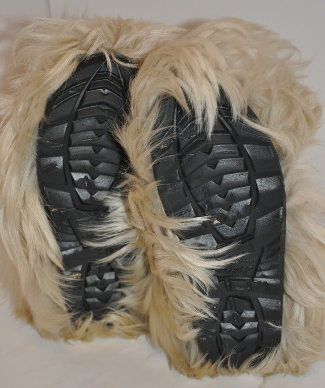 Modes wonderful after-ski boots are perfect for the ski slopes and even for a walk during those cold winter months. Sized 10 (40/Italy). Boots measures 14