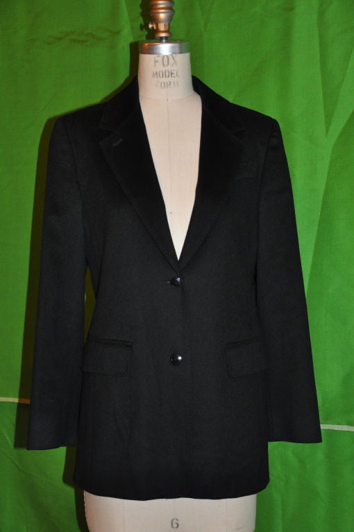 Max Mara black Cashmere blazer is fully lined with two front pockets and one breast pocket. There are three button detailing on the cuffs and two buttons on the front. There are hand-stitching detailing. The center back length is 28