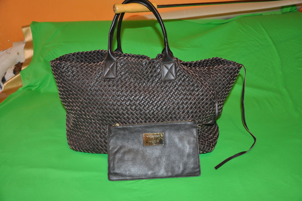 Classic Bottega Veneta large 'Limited Edition' Cabat is handwoven with double sided intecciato nappa and features two leather handles. It comes with a detachable pouch for storage and has a leather bottom piece sewn in for structure. This is a