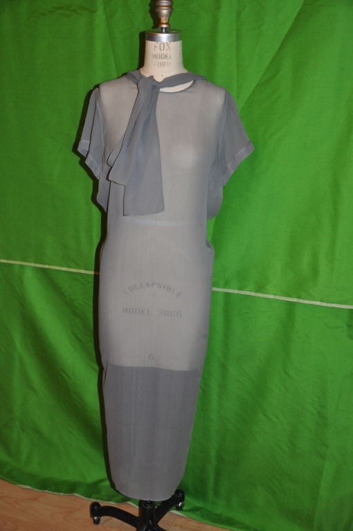 Morgan La Fay Graues vielseitiges Abendkleid aus Chiffon im Angebot 2