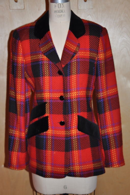 Ce blazer classique en laine multicolore est orné de détails en velours noir et de trois boutons sur le devant. Le dos est légèrement plus long que le devant du blazer et est entièrement doublé. Ce magnifique blazer est étonnamment léger, vous