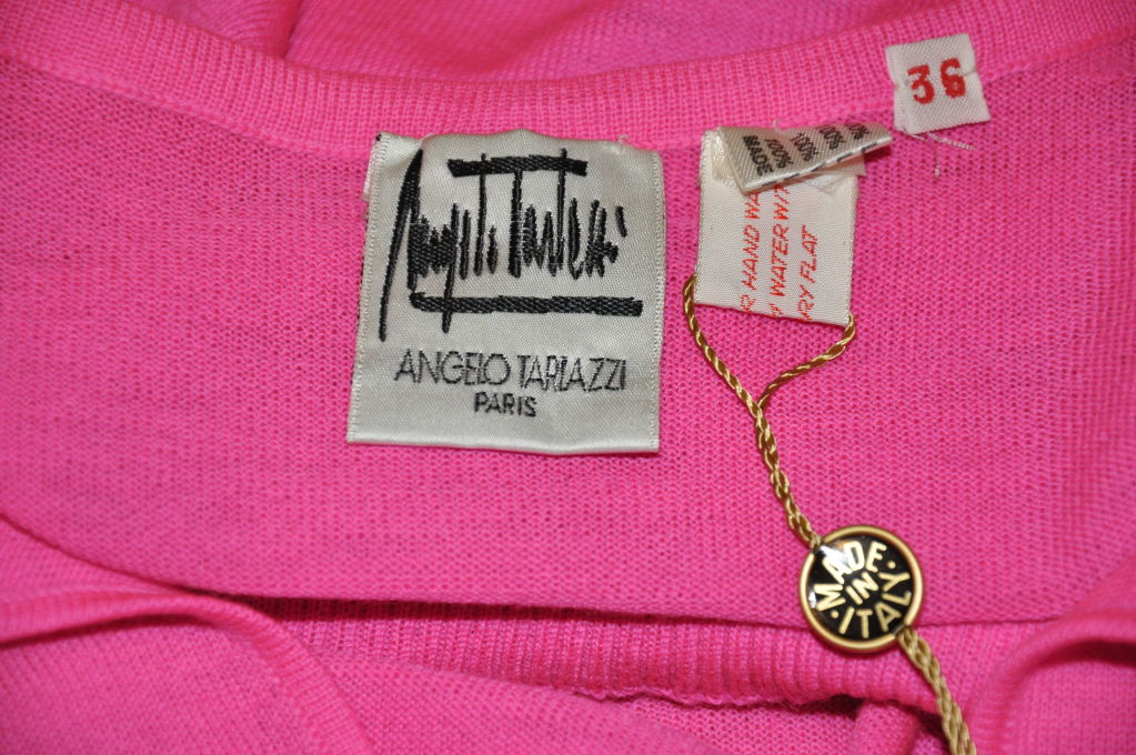 Angelo Tariazzi neonpinkes, leichtes Strickkleid im Zustand „Hervorragend“ im Angebot in New York, NY