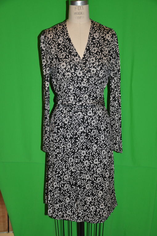 Iconic Diane Von Furstenberg black and white warp dress measures 39