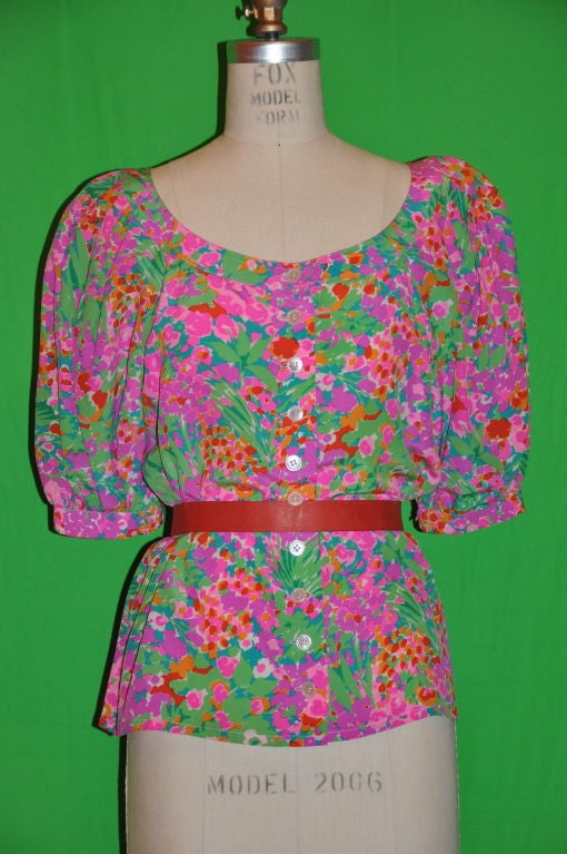 Diese Bluse aus französischem Seiden-Crêpe de Chine von J. Tiktiner kann mit oder ohne Gürtel getragen werden. Die vielfarbigen Blumenmuster sind mit Pink, Rose, Fuchsien und Grüntönen gefüllt, sowohl hell als auch dunkel. Die Ärmel sind dreiviertel