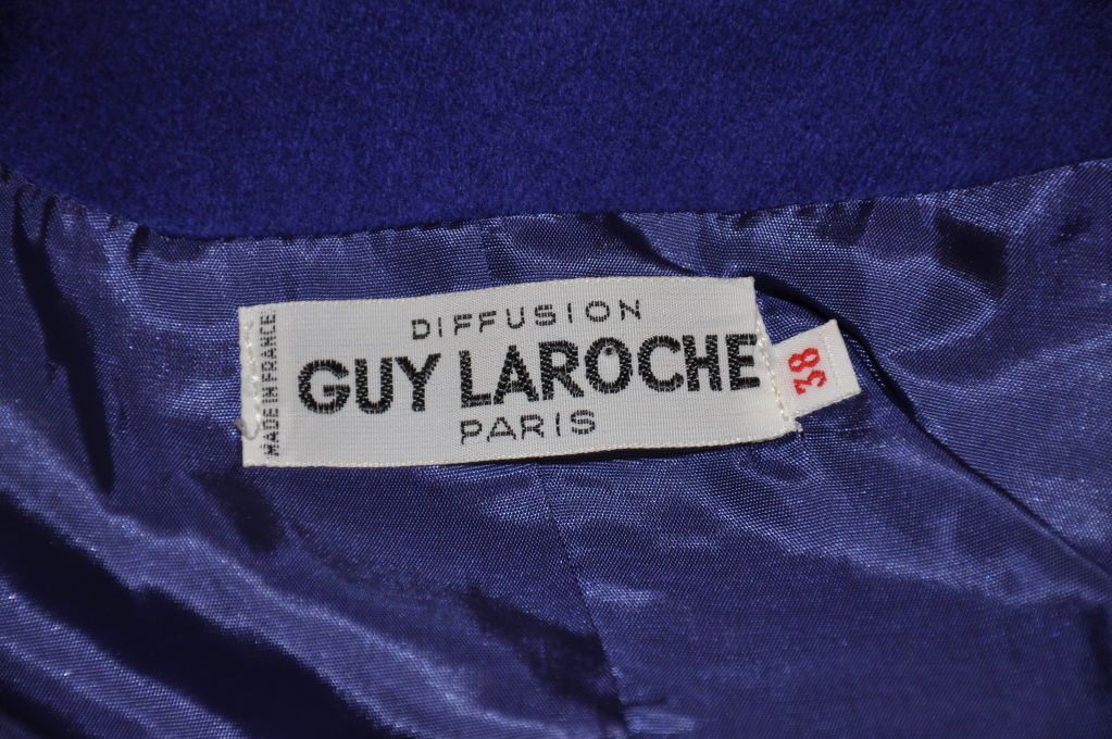 Blauer doppelreihiger Wollmantel von Guy Laroche im Zustand „Neu“ im Angebot in New York, NY