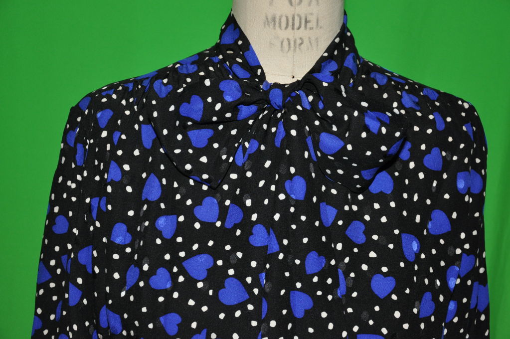 Bergdorf Goodman Crepe di Chine Seidenbluse ist in den Farben Schwarz, Blau und Weiß Highlights. Die hohe 