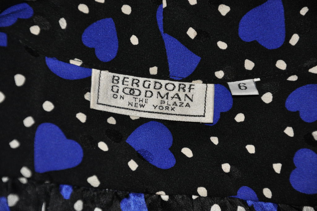 Blaue und schwarze Crêpe di chine-Bluse von Bergdorf Goodman Damen im Angebot