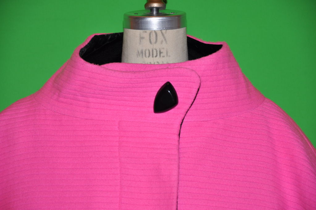 Raro cappotto iconico Thierry Mugler Avant Garde in lana fucsia e velluto In condizioni buone in vendita a New York, NY