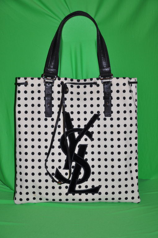 La tote in tela di Yves Saint Laurent presenta la firma 