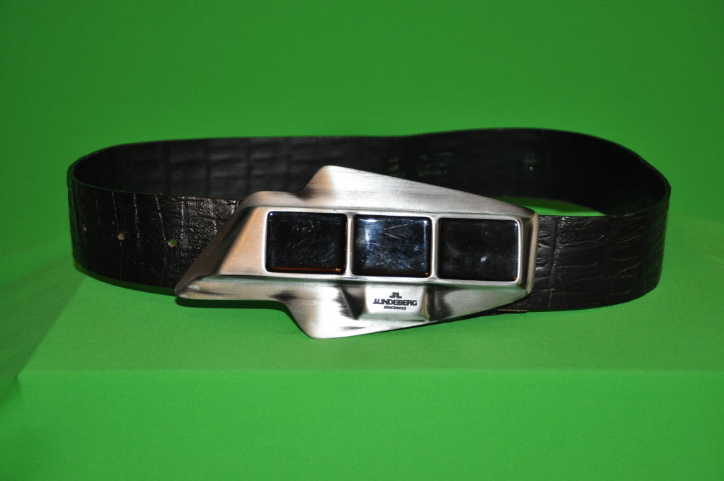 J. El cinturón de cuero repujado Lunderberg tiene hebilla de plata Gunmetal y detalles lúcidos. 
La hebilla mide 7