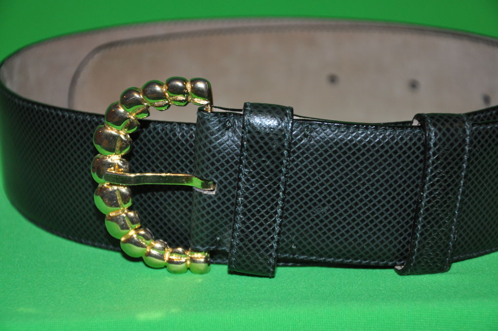 Bottega Veneta geprägter olivgrüner Ledergürtel mit goldfarbener Schnalle. <br />
Größe 34
