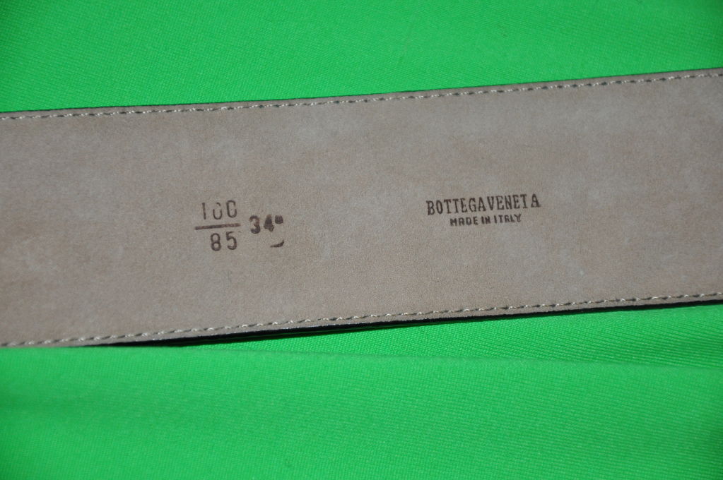 Geprägter olivgrüner Ledergürtel von Bottega Veneta Damen im Angebot