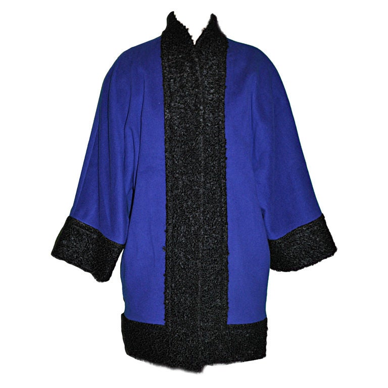 Pierre Balmain blu cobalto con cappotto in agnello persiano in vendita