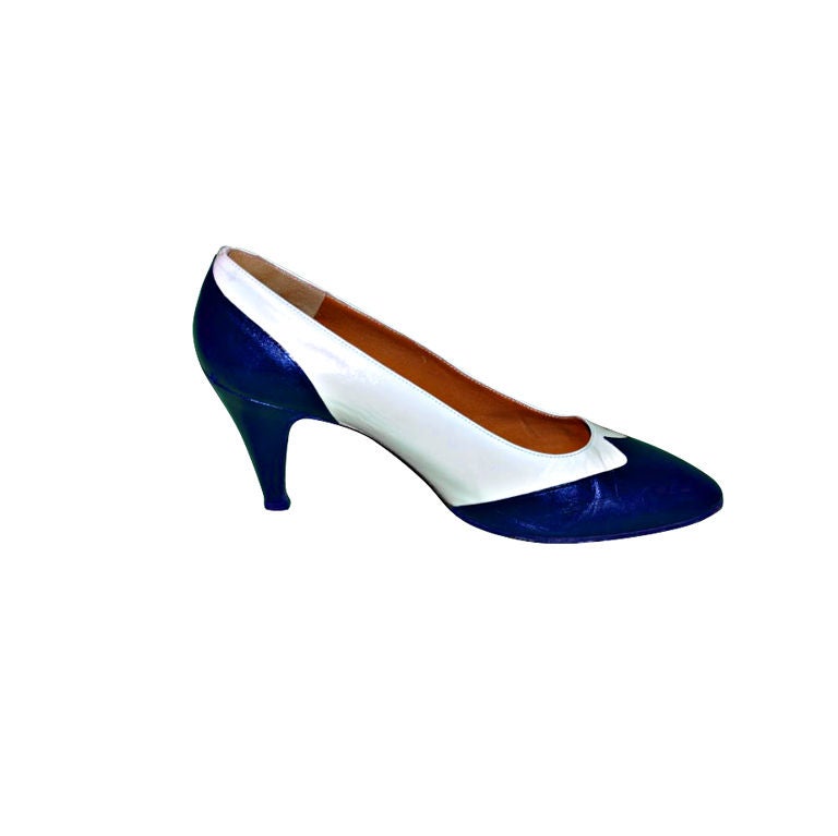 These Fendi White with navy spectators pumps were designed by the famous Italy 
