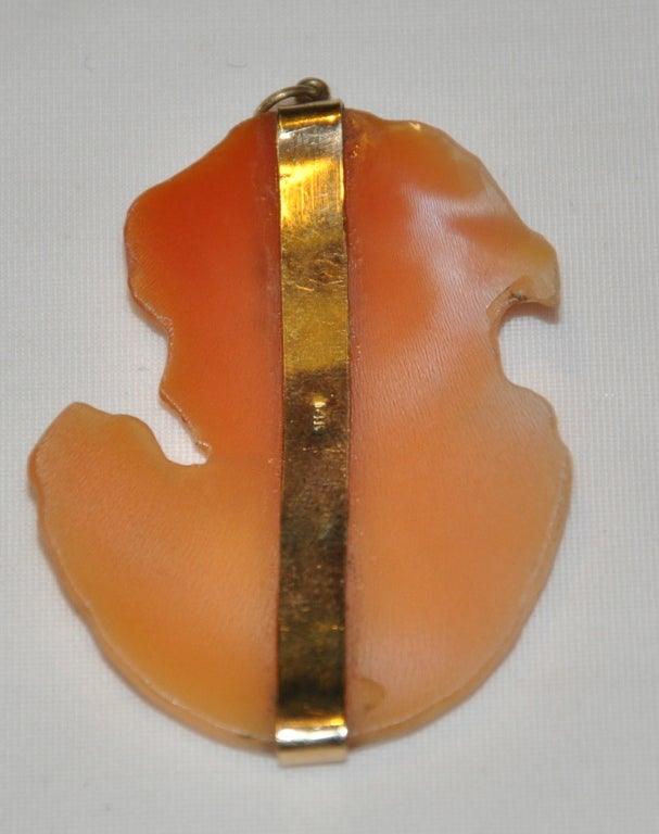 Victorien Grand pendentif camée victorien en or jaune 14 carats en vente