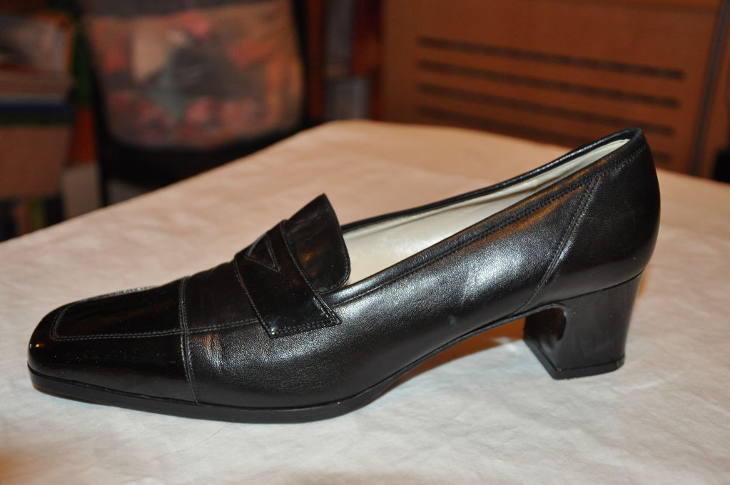 Warren Edwards, from the famed Susan Bennis Warren team from the late '70s branched out on his own with the same high-end quality of years past with this beautifully made pump. The calfskin in buttery soft with a two inch heel.