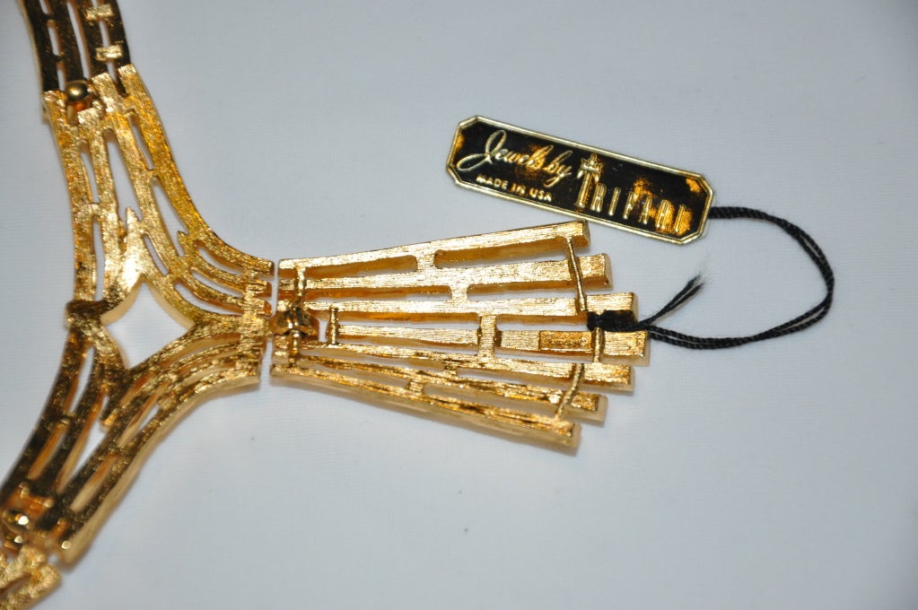 Trifari Set aus zwei Halsketten mit passenden Clip-Ohrringen im Angebot 1