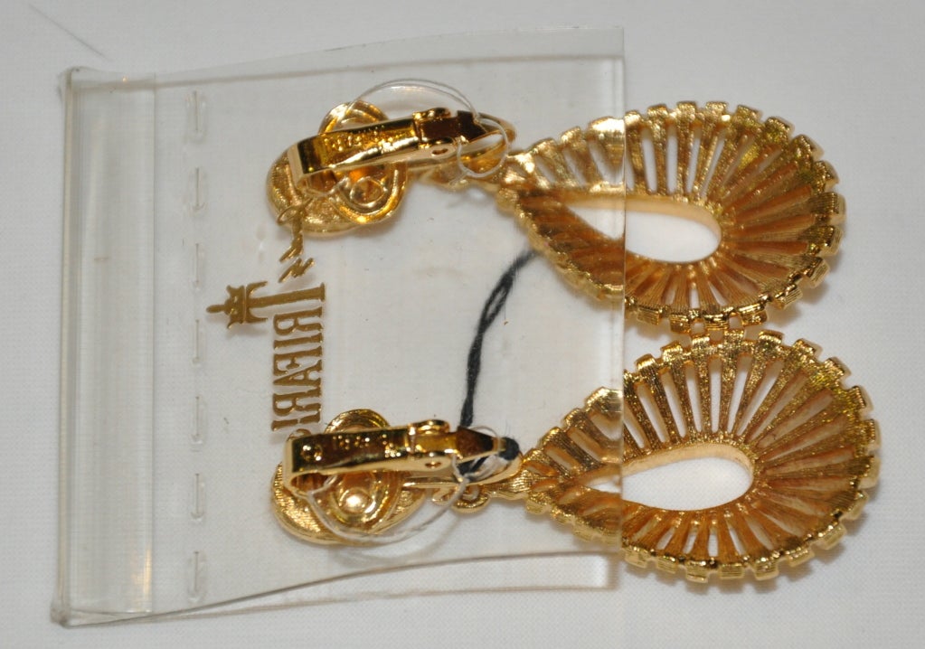 Trifari Set aus zwei Halsketten mit passenden Clip-Ohrringen im Angebot 2