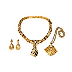 Trifari Set aus zwei Halsketten mit passenden Clip-Ohrringen