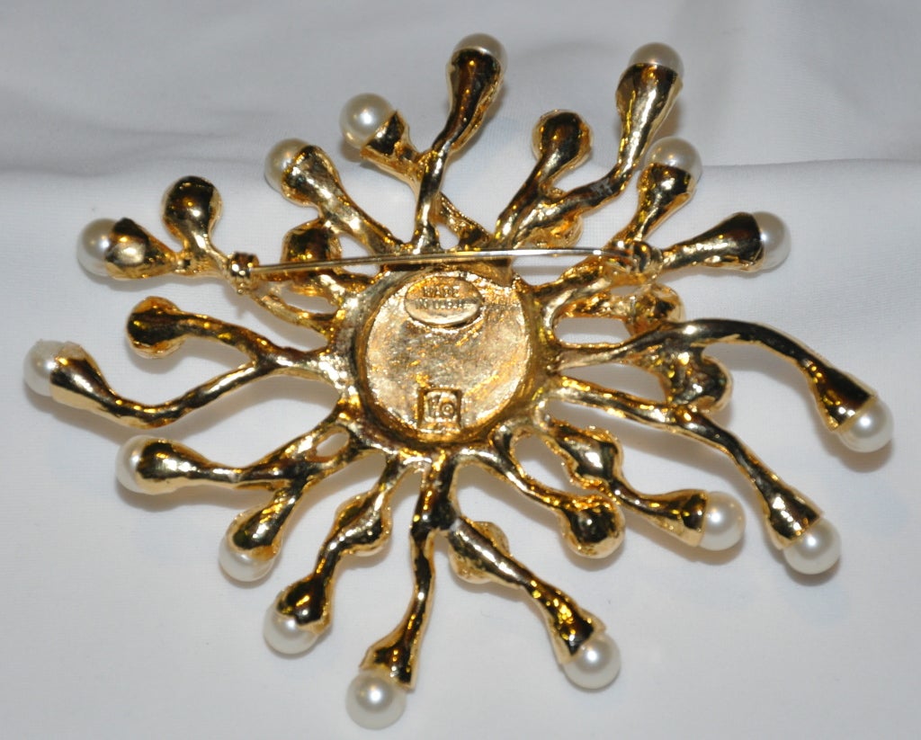 Baroque Grande broche « Starburst » en perles et cristal en vente