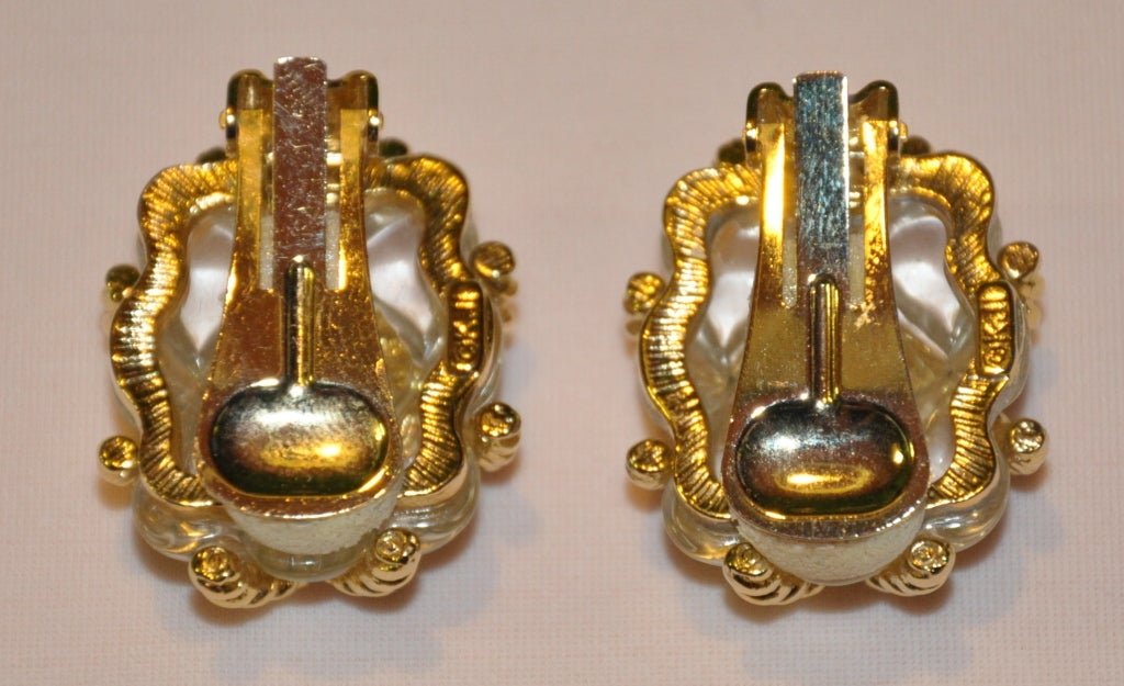 Kenneth Jay Lane Lucite and gold clip-on earrings In Excellent Condition In New York, NY