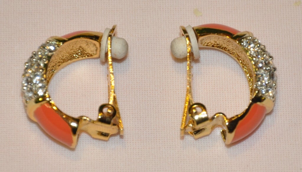 Les boucles d'oreilles à clip Eleg en or doré avec faux diamants et accents coralliens sont tout simplement d'une élégance classique et intemporelle.
   Les boucles d'oreilles mesurent 7/8