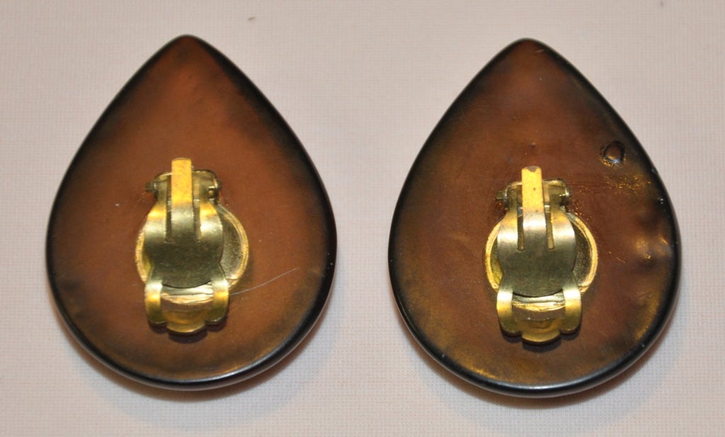 Boucles d'oreilles à clip en Lucite serties d'émeraudes Excellent état - En vente à New York, NY