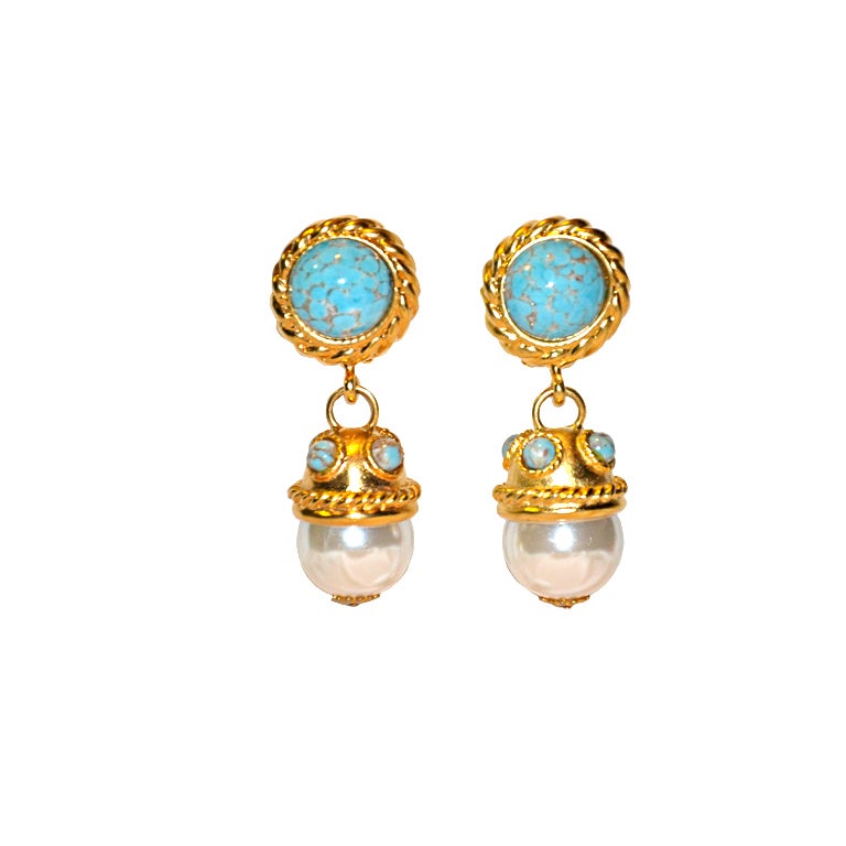 Clip-on earrings in gold with turquoise and pearl accents