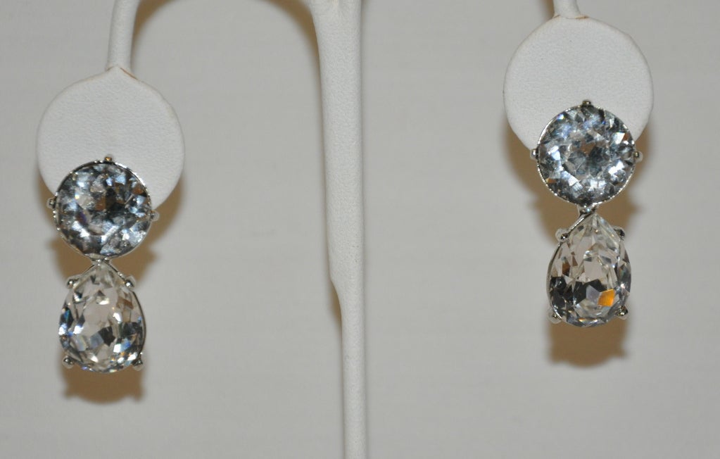 Questi enormi orecchini con diamanti finti di Kenneth Lane sono uno spettacolo imponente ed elegante. Il diamante superiore misura 11/16