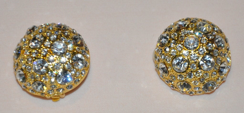 Les boucles d'oreilles à clip en or doré sont ornées de strass de plusieurs tailles. Les boucles d'oreilles mesurent 1 1/4