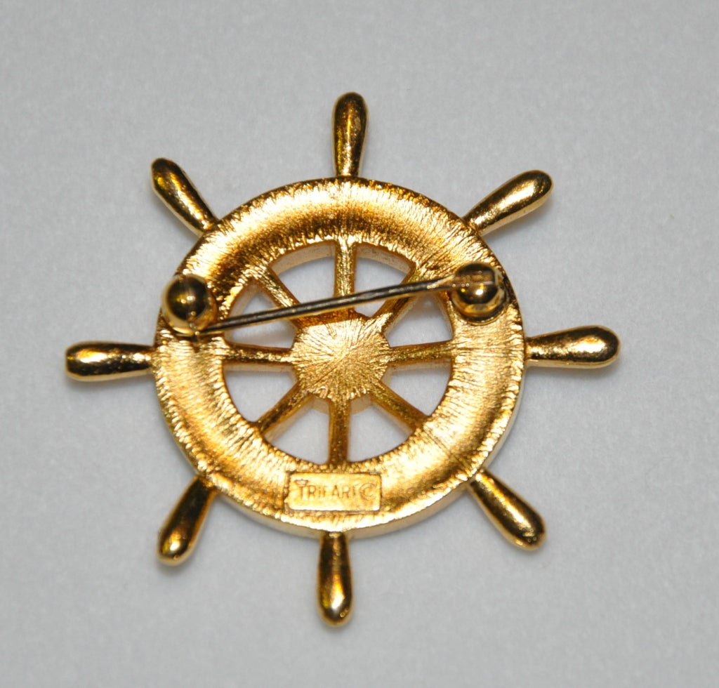 Broche Trifari de oro y esmalte azul en Excelente estado para la venta en New York, NY