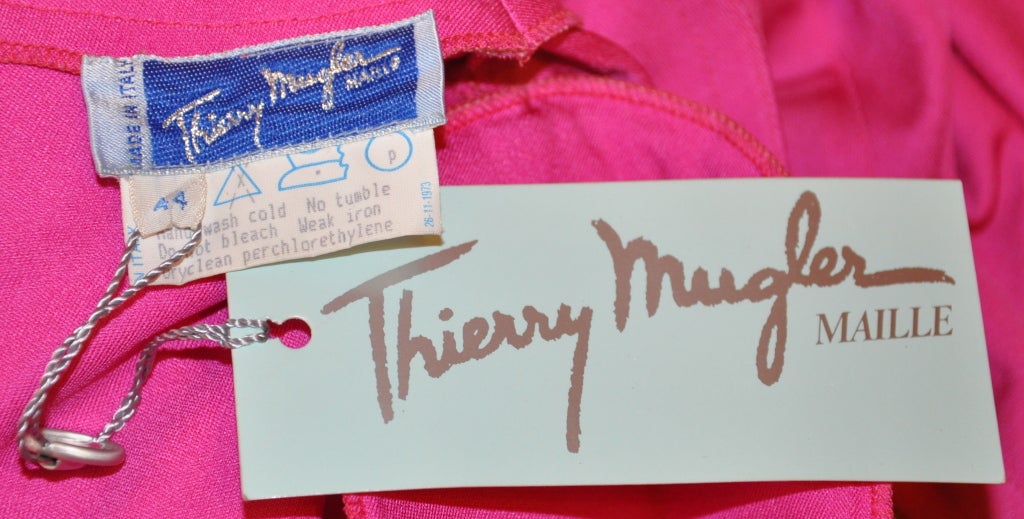Thierry Mugler Signature Fuchsiafarbenes Jersey-Kleid mit asymmetrischem Schnitt im Angebot 1